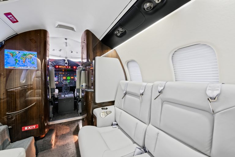 1998 Learjet 60-131 For Sale Settee Fwd